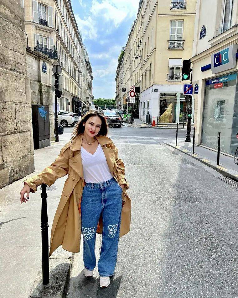OOTD travelling ala Luna Maya (instagram.com/lunamaya)