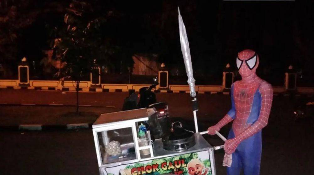 penjual pakai kostum Spider-Man (twitter.com/nocontextwarung)