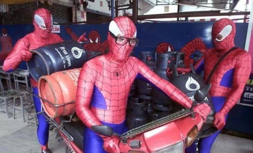 penjual pakai kostum Spider-Man (twitter.com/nocontextwarung)