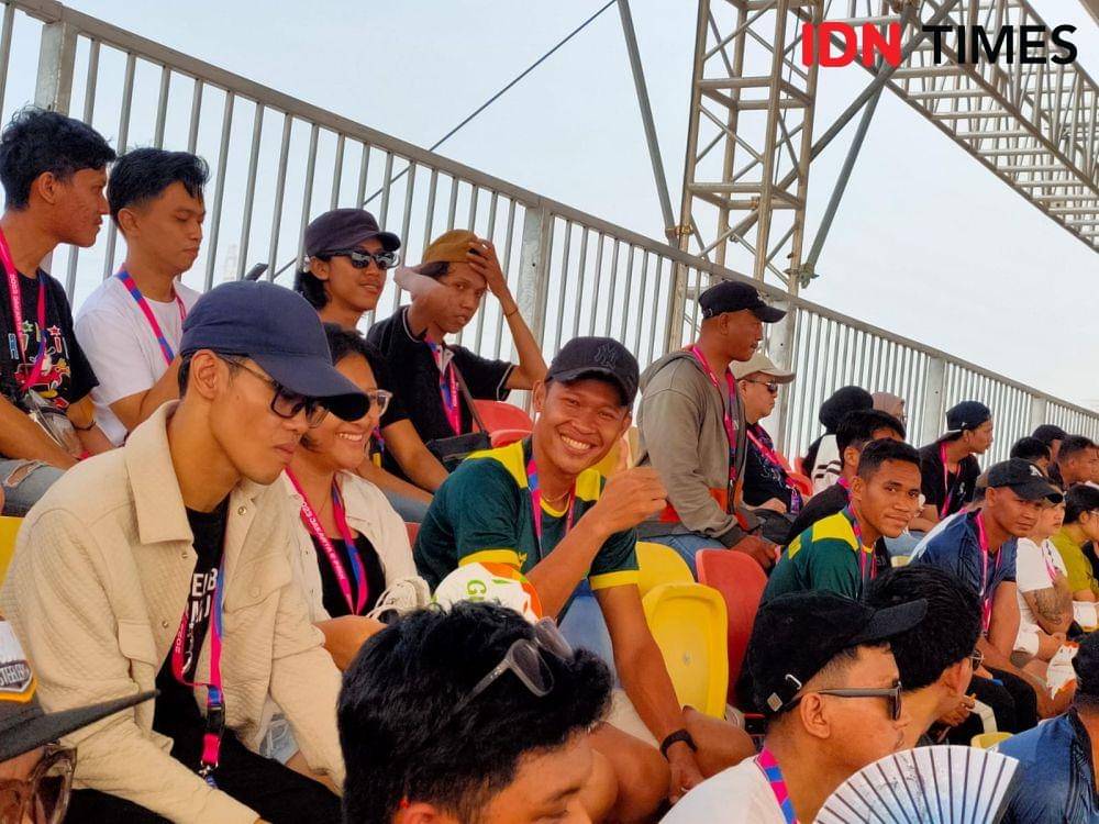 Kiper Timnas Indonesia dan Persikabo 1973, Syahrul Trisna saat menonton Formula E Jakarta 2023, Sabtu (3/6/2023). (IDN Times/Tino).