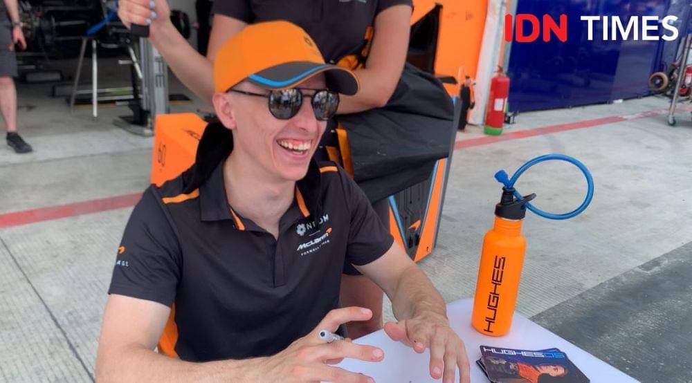 Pembalap NEOM McLaren, Jake Hughes. (IDN Times/Tino),