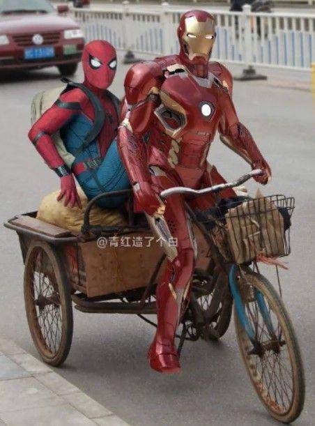 penjual pakai kostum Spider-Man (twitter.com/nocontextwarung)