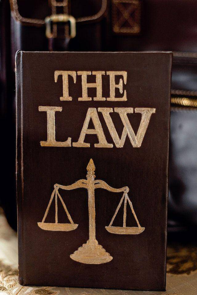 ilustrasi sebuah law. (https://www.pexels.com/Mikhail Nilov)