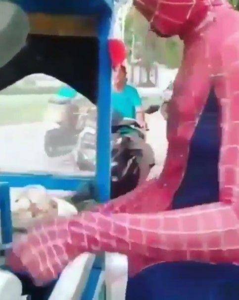 penjual pakai kostum Spider-Man (twitter.com/nocontextwarung)