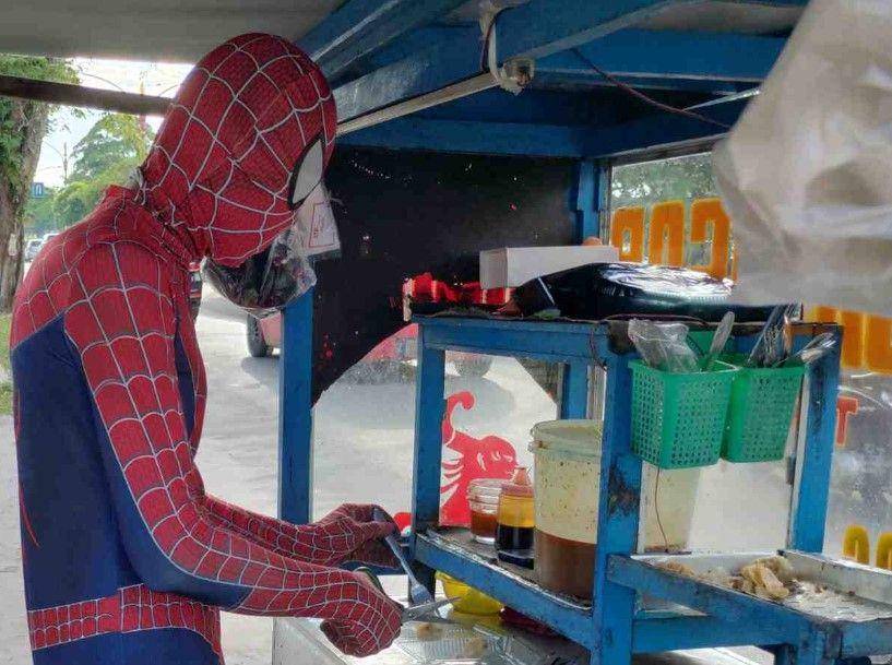 penjual pakai kostum Spider-Man (twitter.com/nocontextwarung)
