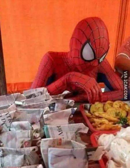 penjual pakai kostum Spider-Man (1cak.com)