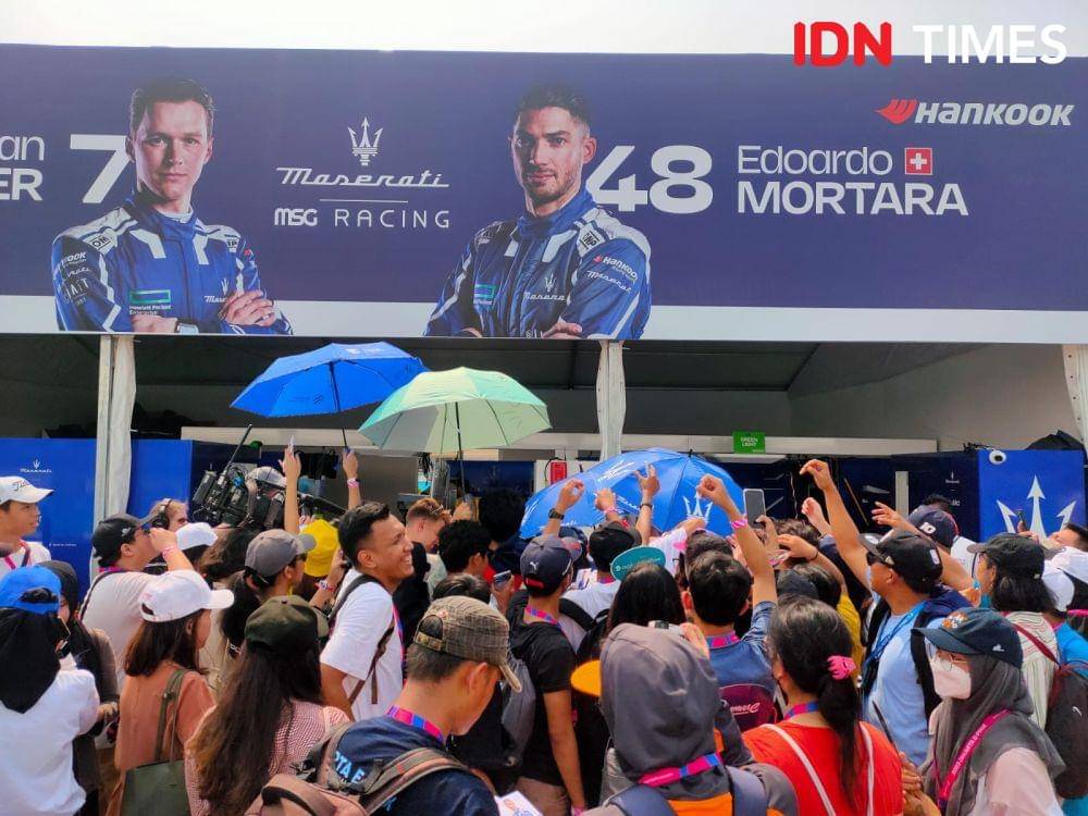 Para penggemar serbu paddock pembalap Formula E favoritnya di Jakarta International E-Prix Circuit, Ancol.Sabtu (3/6/2023). (IDN Times/Tino).