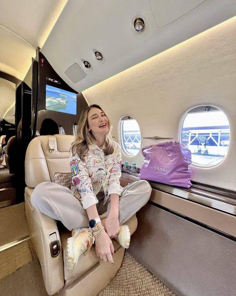 OOTD travelling ala Luna Maya (instagram.com/lunamaya)