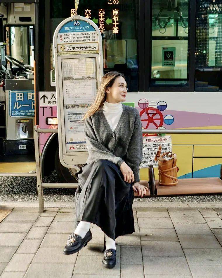 OOTD travelling ala Luna Maya (instagram.com/lunamaya)