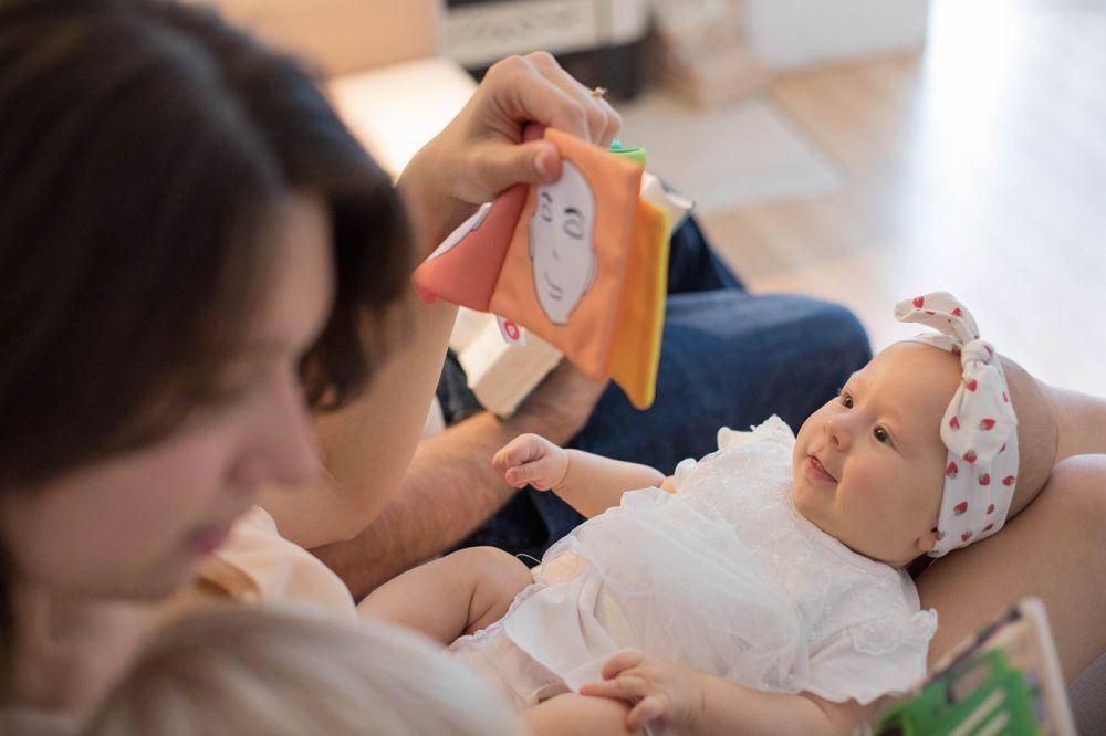 ilustrasi bayi senang melihat buku (pixabay.com/Parenti Pacek)