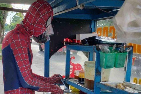 8 Potret Penjual Pakai Kostum Spider-Man, dari Universe Mana, nih?
