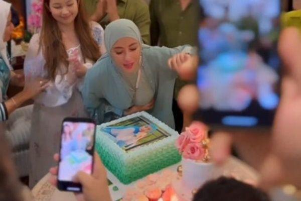 9 Potret Ulang Tahun Annisa Trihapsari Ke-47, Dapat Kado Spesial