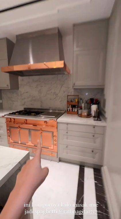 potret Fuji review rumah baru Raffi Ahmad (instagram.com/fuji_an)