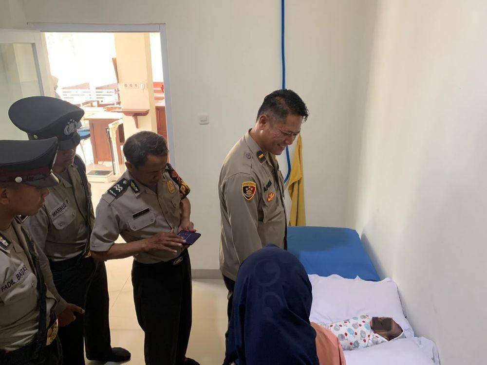 Bayi Laki-laki di Bekasi Ditemukan di Tempat Sampah. (Dokumen Polsek Bekasi Timur)