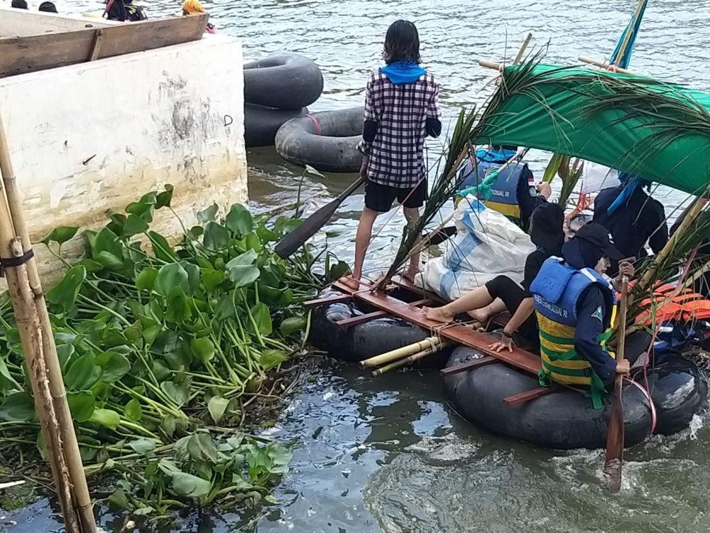 Puluhan Mapala di Banjarmasin Bersihkan Sungai Pakai Ban Bekas
