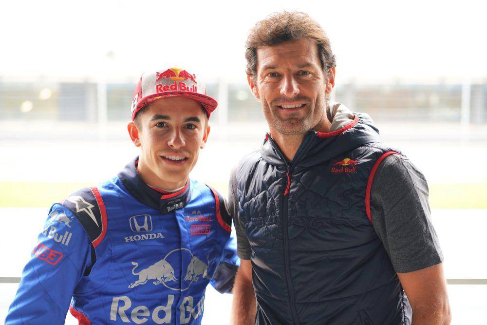 Mark Webber (kanan) berpose bersama pembalap MotoGP, Marc Márquez (kiri). (twitter.com/AussieGrit)