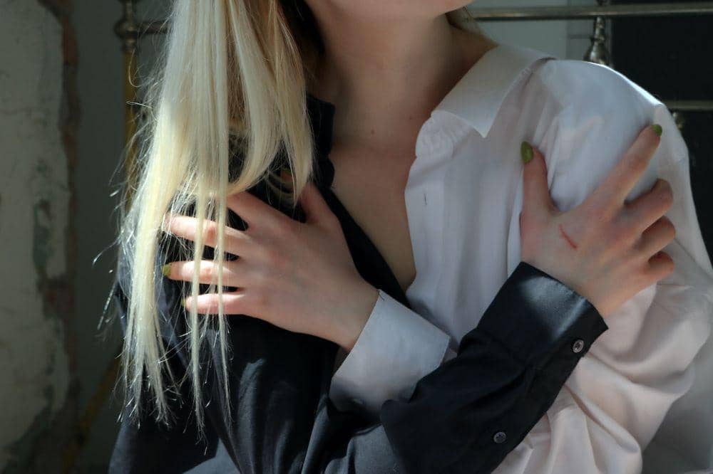 ilustrasi memeluk diri sendiri (pexels.com/darya sannikova)