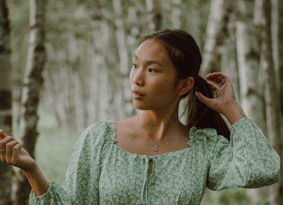 ilustrasi wanita galau (pexels.com/jasmine chew)