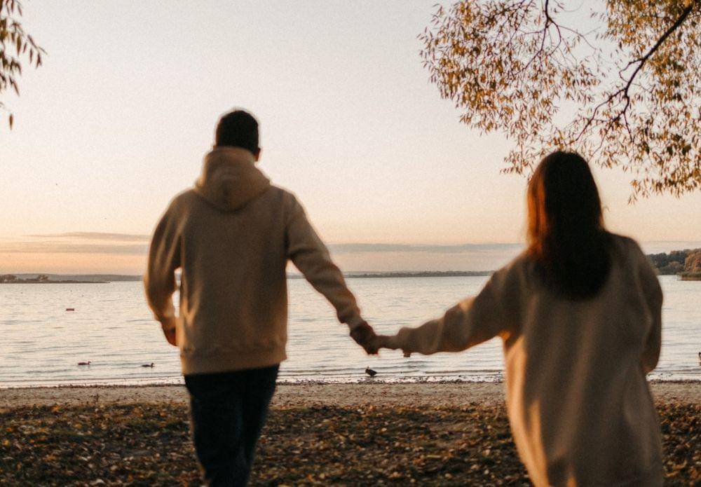 ilustrasi pasangan bergandengan tangan (pexels.com/maksim goncharenok)