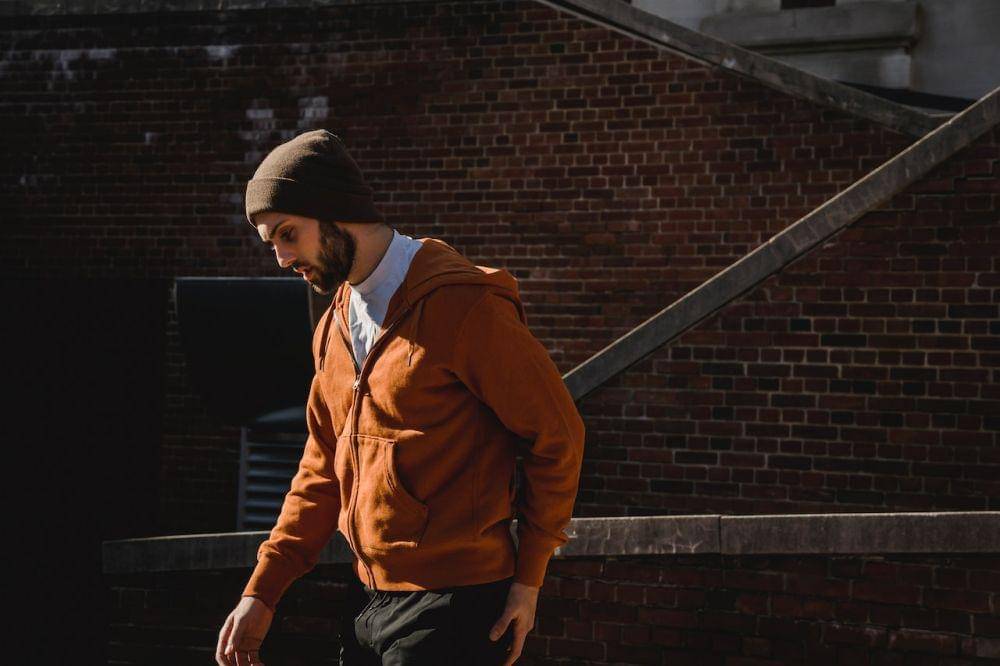 ilustrasi pria merenung (pexels.com/mary taylor)