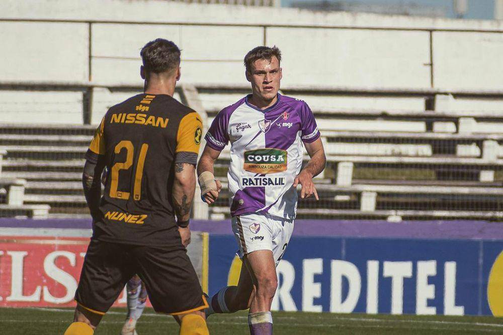 Ugarte mengawali karier bersama klub Uruguay, Fenix. (instagram.com/ugartemanu)