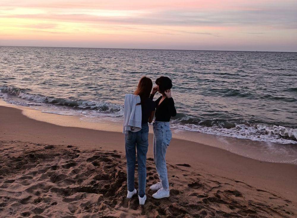 ilustrasi wanita di tepi pantai (pexels.com/filiz yildiz)