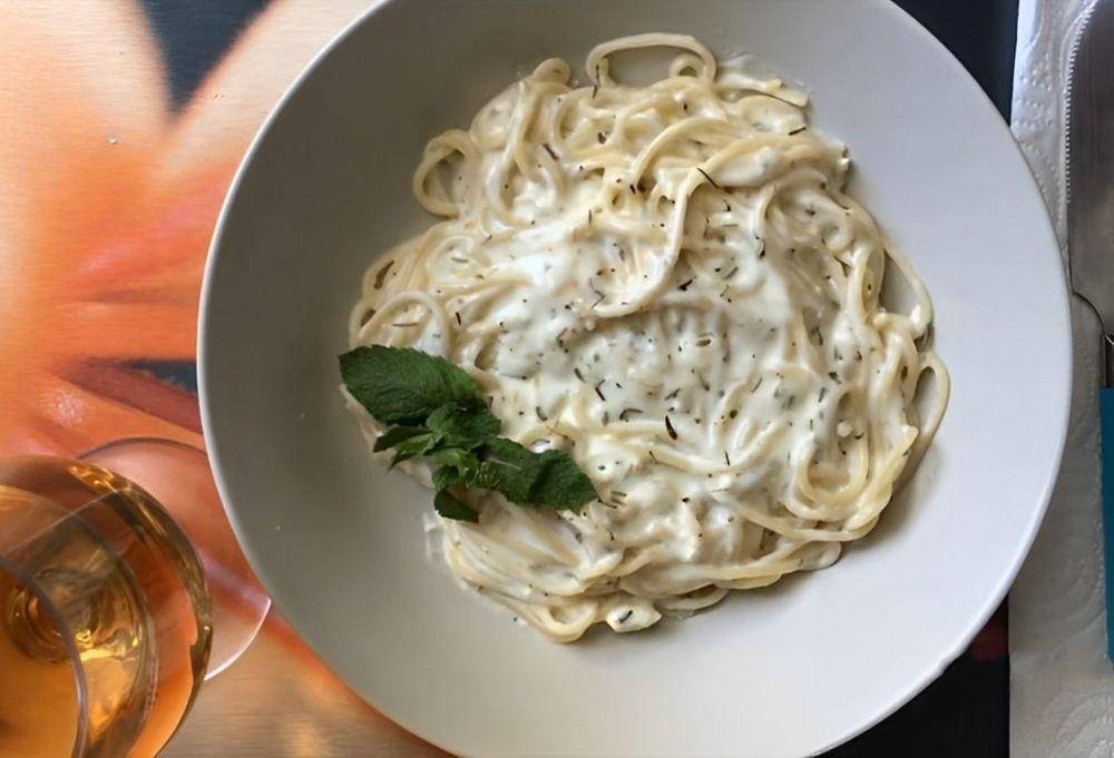 French creamy spaghetti pasta. (YouTube.com/Quickk Kitchen)