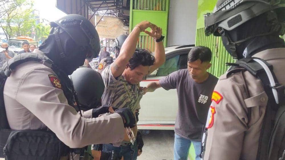 Salah satu preman yang modus jadi jukir, Syamsuddin Daeng Ngalle alias Alex (51) saat ditangkap anggota Polres Pelabuhan Makassar. (Istimewa)