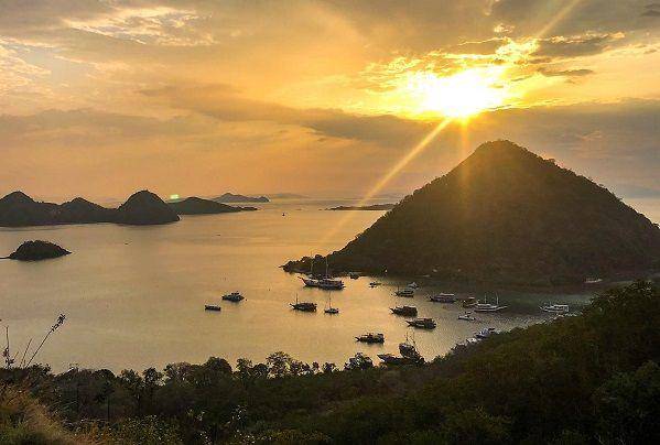 pemandangan sunset di Bukit Cinta, Labuan Bajo (instagram.com/gmarthagraciela)