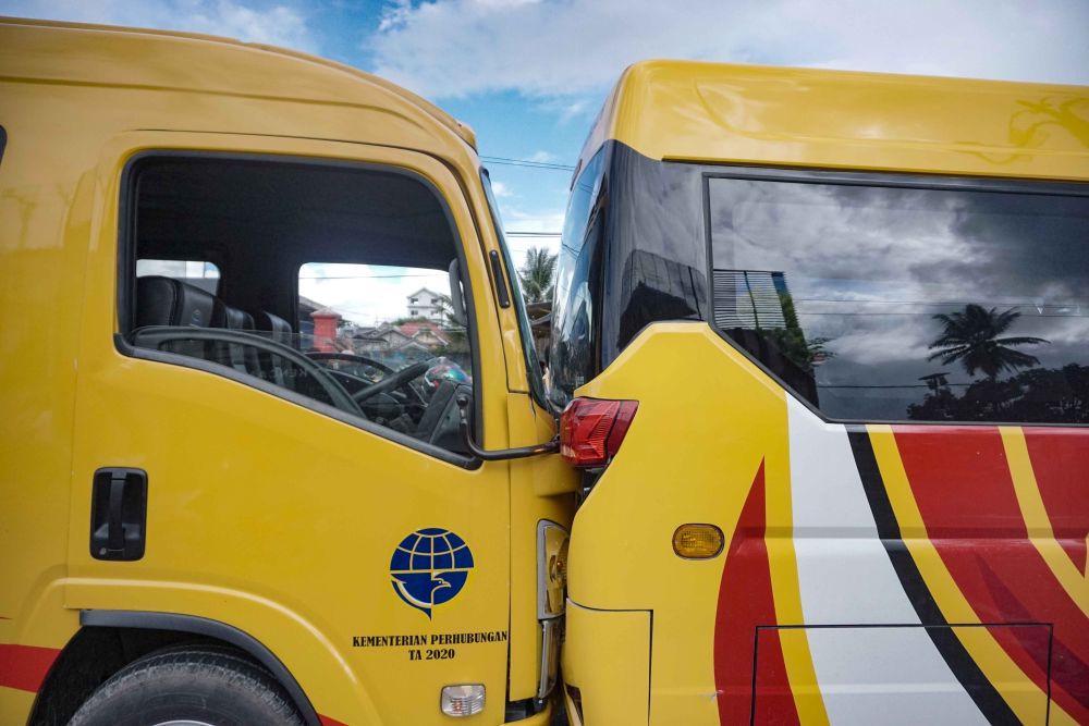 3 Bus yang Ikut Arak-arakan Jenazah Tom Beanal Kecelakaan Beruntun