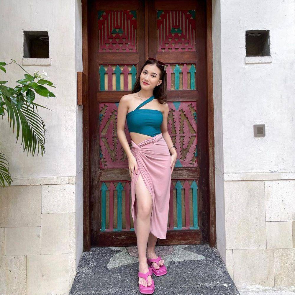 inspirasi outfit rok selebgram Nazwa Adinda (instagram.com/nazwaadinda_)