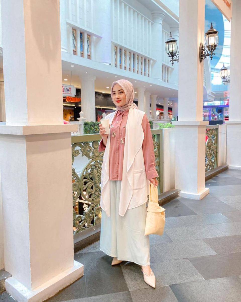 referensi gaya hijab ke kantor ala Nina Septiani (instagram.com/ninaseptiani)