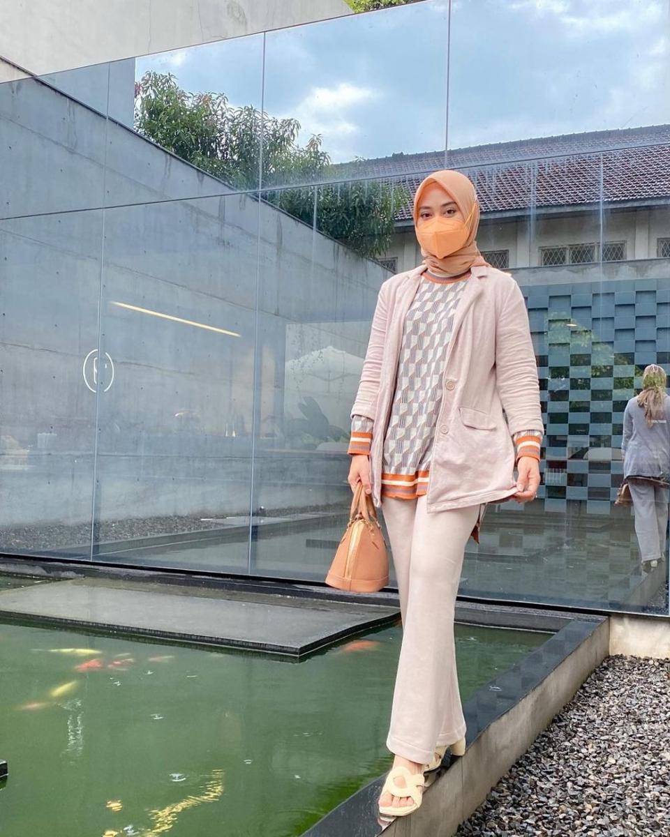 referensi gaya hijab ke kantor ala Nina Septiani (instagram.com/ninaseptiani)