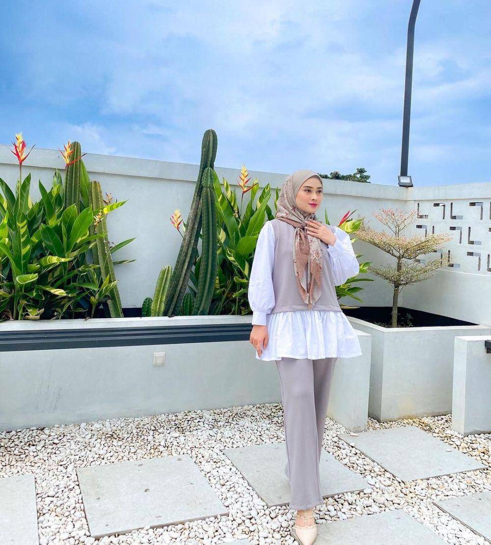 referensi gaya hijab ke kantor ala Nina Septiani (instagram.com/ninaseptiani)