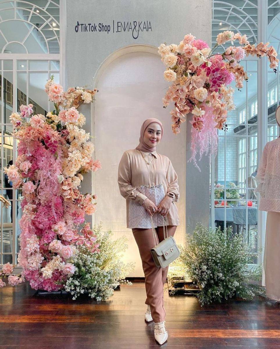 referensi gaya hijab ke kantor ala Nina Septiani (instagram.com/ninaseptiani)