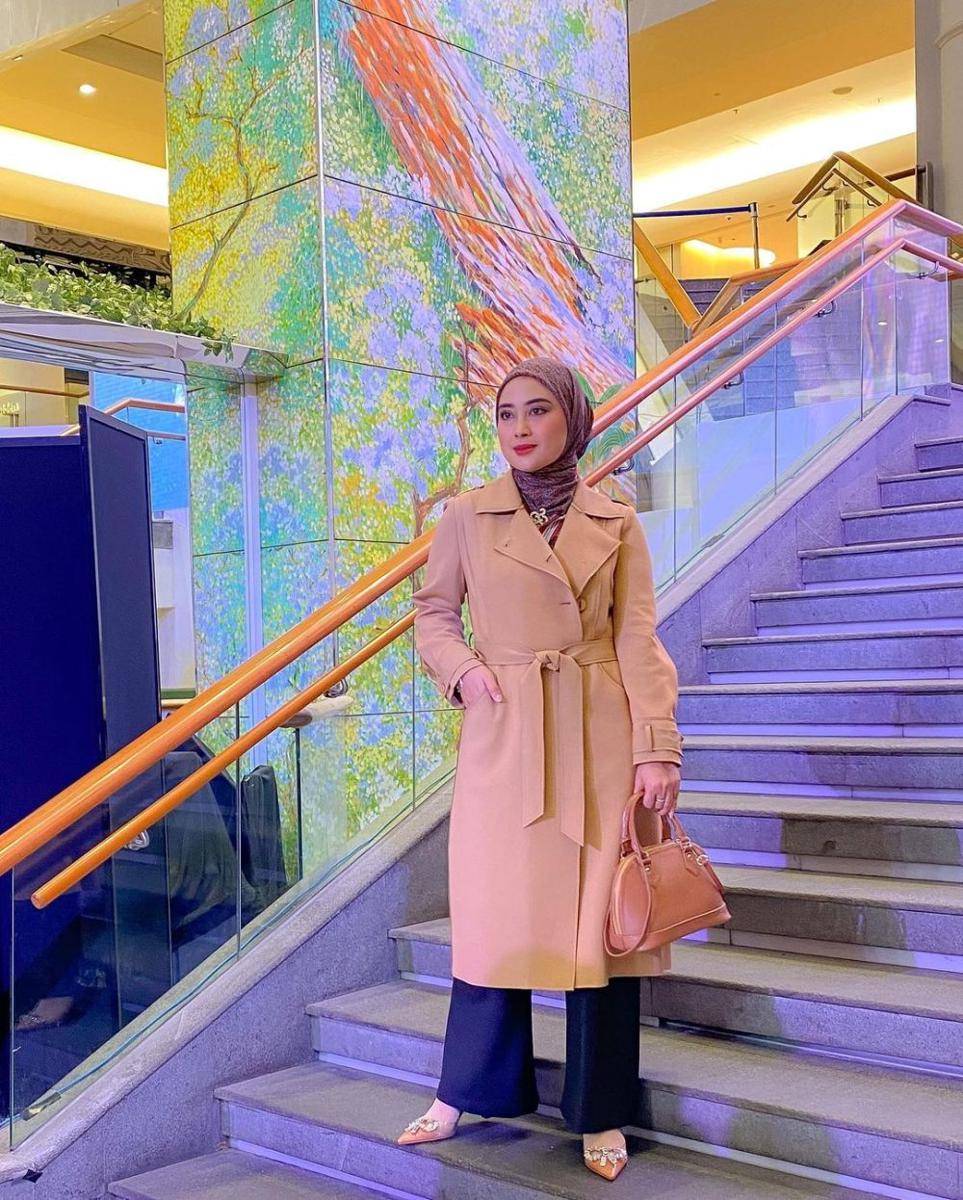 referensi gaya hijab ke kantor ala Nina Septiani (instagram.com/ninaseptiani)