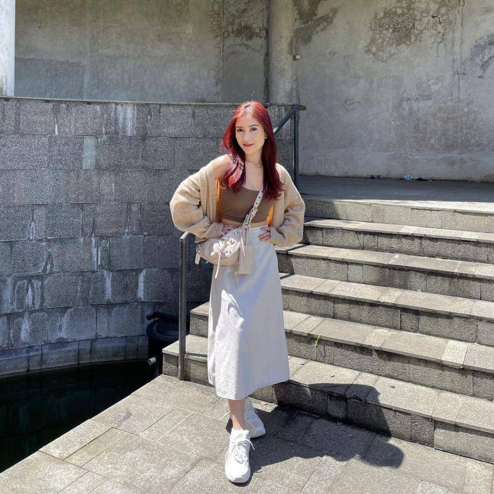 inspirasi outfit rok selebgram Nazwa Adinda (instagram.com/nazwaadinda_)