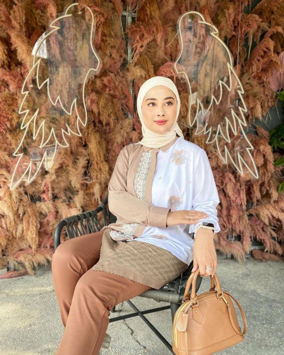 referensi gaya hijab ke kantor ala Nina Septiani (instagram.com/ninaseptiani)