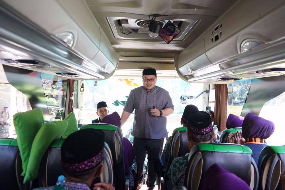 Bupati Hanindhito Himawan Pramana memberangkatkan calon jamaah haji kloter 30 asal Kabupaten Kediri, Minggu (4/6/2023) siang. (Dok. Pemkab Kediri)
