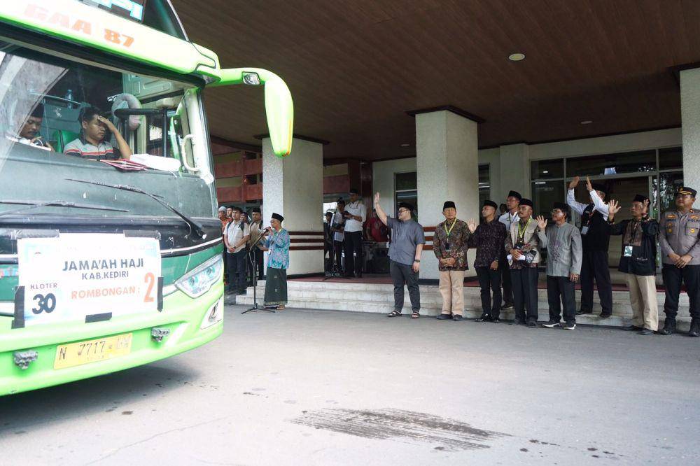 Bupati Hanindhito Himawan Pramana memberangkatkan calon jamaah haji kloter 30 asal Kabupaten Kediri, Minggu (4/6/2023) siang. (Dok. Pemkab Kediri)