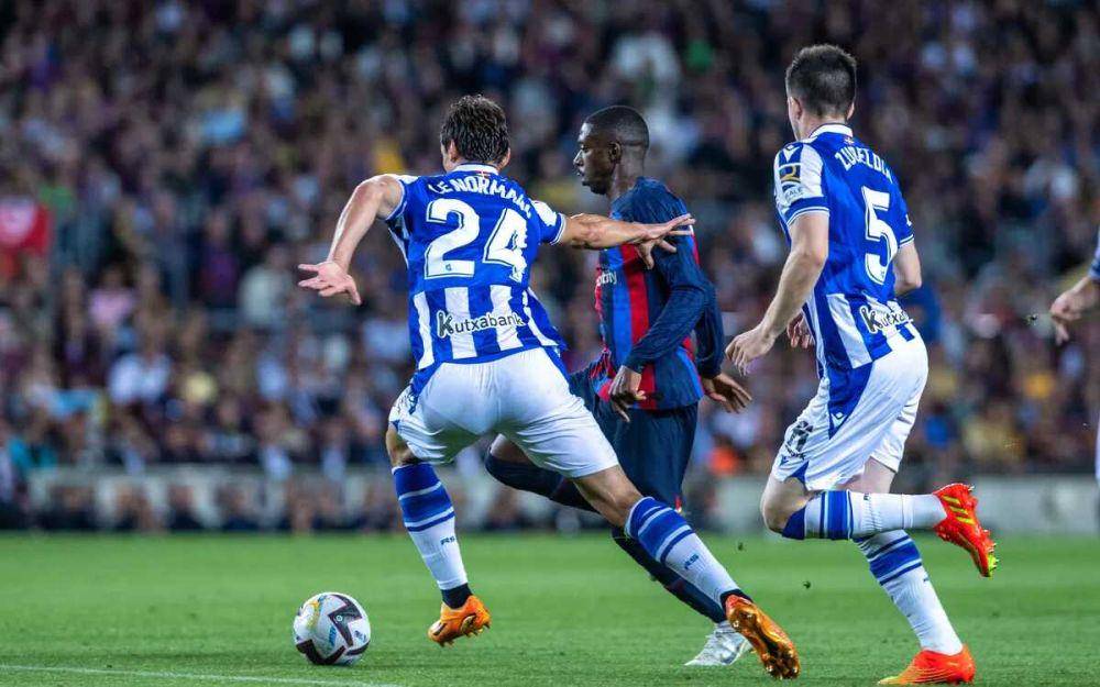 Ousmane Dembele, pemain Barcelona, dikepung pemain Real Sociedad saat bertanding di LaLiga 2022/2023. (fcbarcelona.com)
