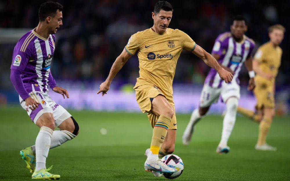 Robert Lewandowski, pemain Barcelona, mencoba melewati adangan pemain Real Valladolid saat bersua di LaLiga 2022/2023. (fcbarcelona.com)