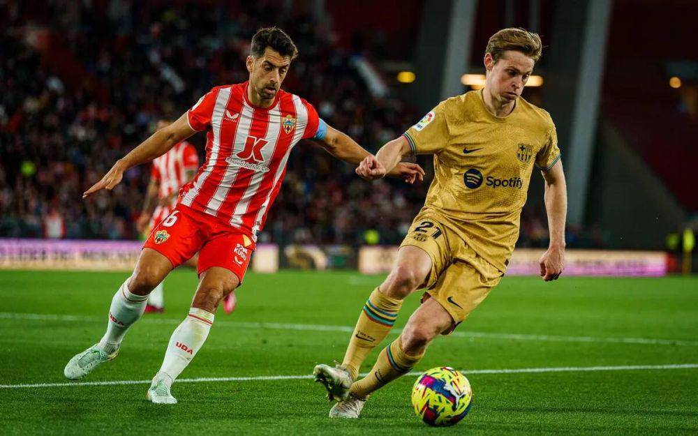 Frenkie De Jong, pemain Barcelona, mencoba melewati adangan pemain UD Almeria saat bersua di LaLiga 2022/2023. (fcbarcelona.com)