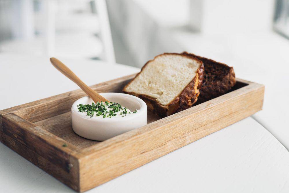 ilustrasi roti dengan saus tartar (pexels.com/Anna Nekrashevich)