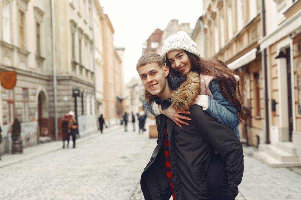 potret pasangan bahagia menghabiskan waktu bersama (pexels.com/Gustavo Fring)