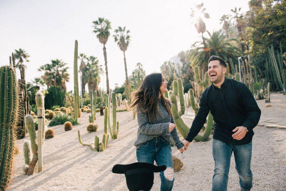 potret pasangan bahagia menghabiskan waktu bersama (pexels.com/Leeloo Thefirst)