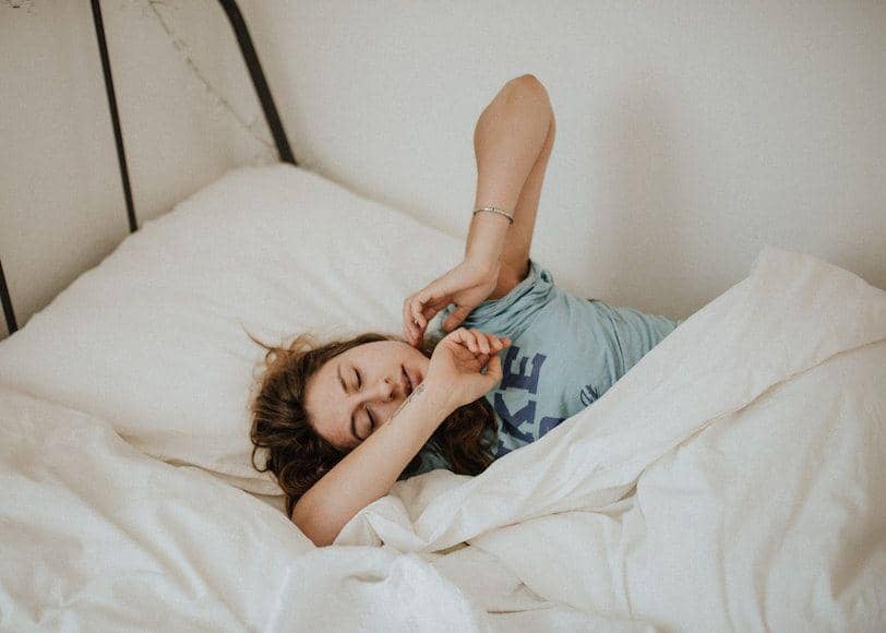 ilustrasi orang sedang tidur (unsplash.com/Kinga Howard)