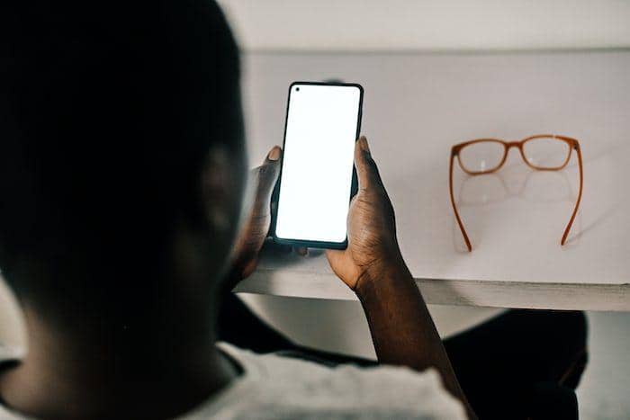 ilustrasi orang bermain gadget (unsplash.com/Emmanuel Ikwuegbu)