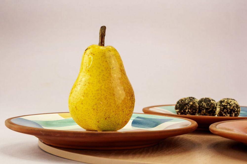 ilustrasi pear (unsplash.com/@laarkstudio)