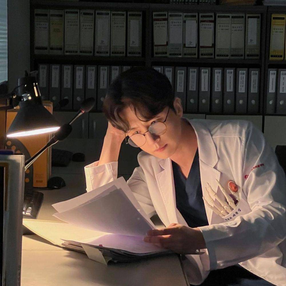 Shin Dong Wook di balik layar Dr. Romantic 3 (instagram.com/iam_shinstealar)